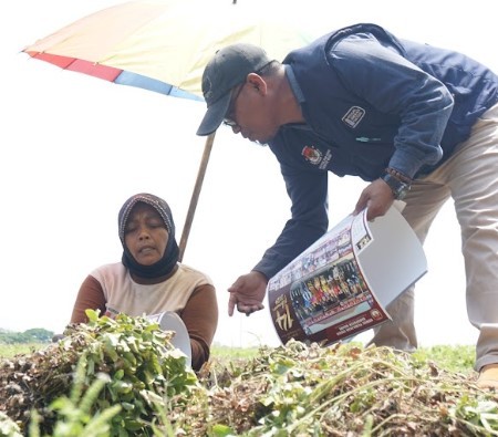 Sudarsono anggota KPU Ngawi menyapa warga